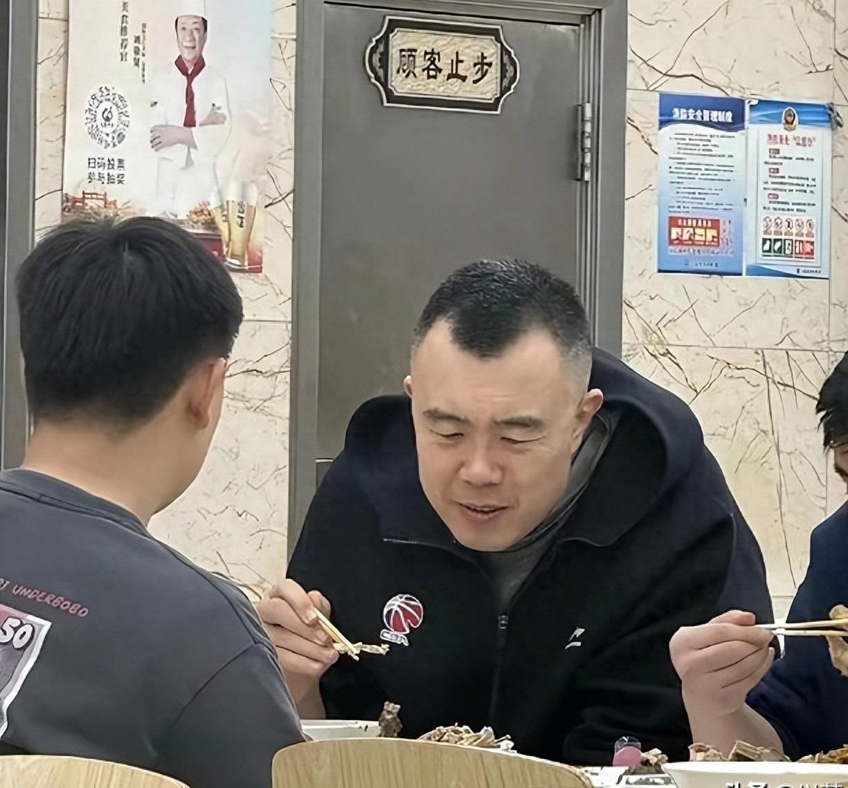 开云官网-38岁韩德君现状:退役拒当教练,弃百万年薪进编制,每天准点下班